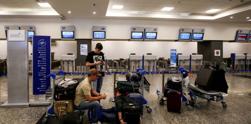 tras los paros finalmente aerolineas convoca a los gremios