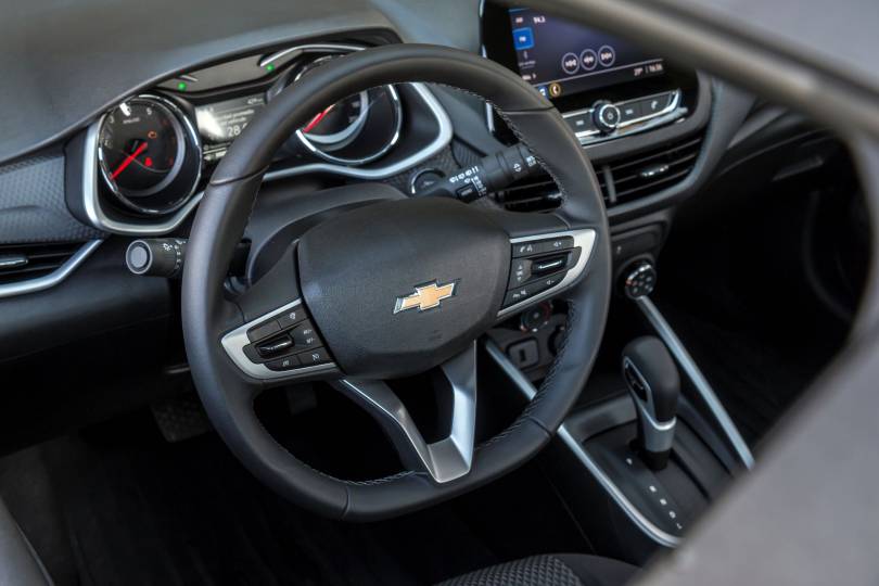 Chevrolet-Onix-LTZ-interior-volante-baja