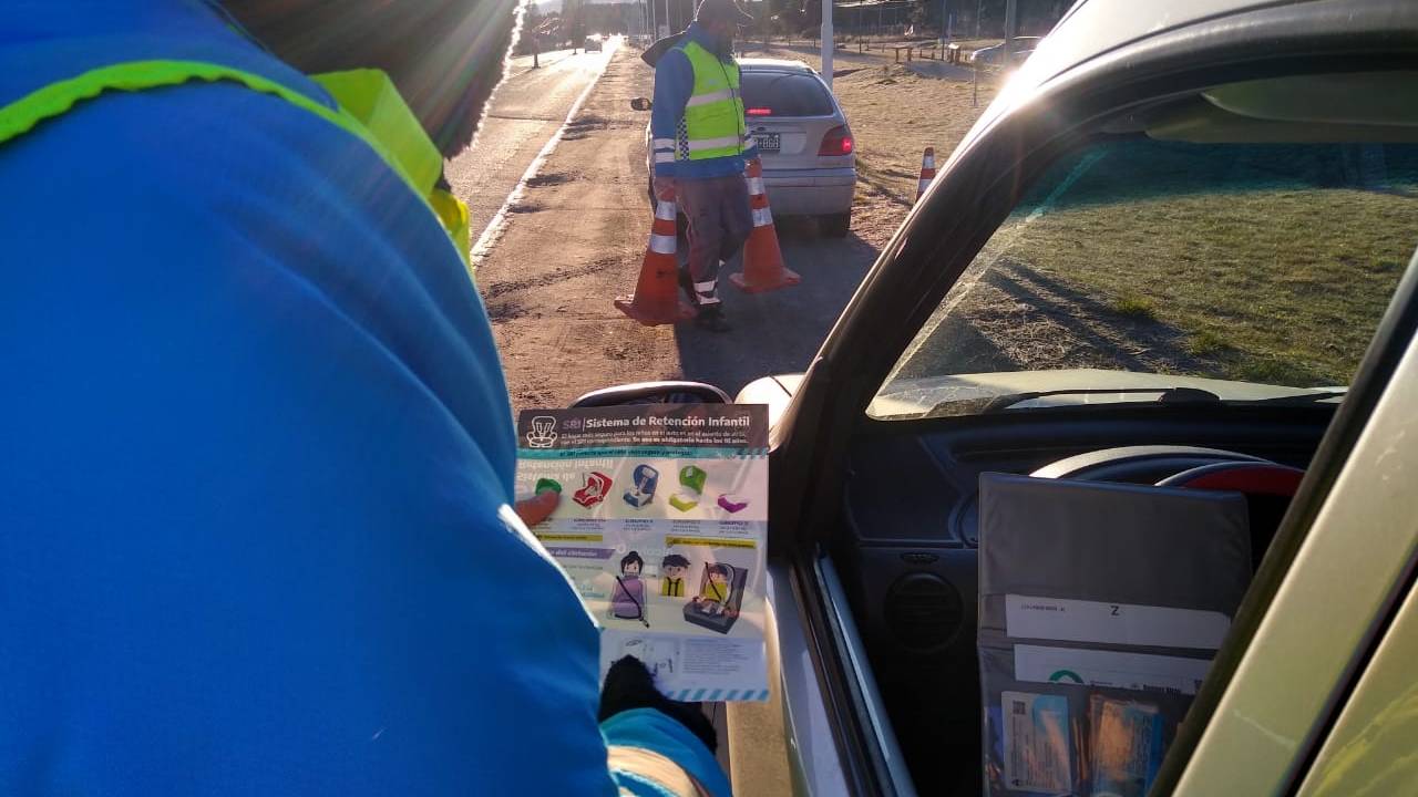 En vacaciones de invierno, la ANSV prestará sillas infantiles para que los nenes viajen seguros  